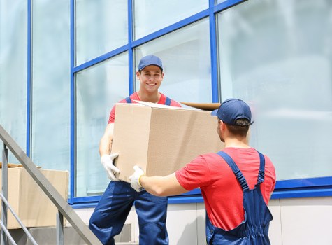 Local packing services helping with fragile items and household belongings